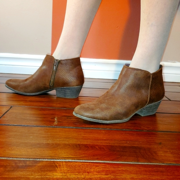 Ladies Fergalicious by Fergie Ankle Booties - Picture 1 of 9